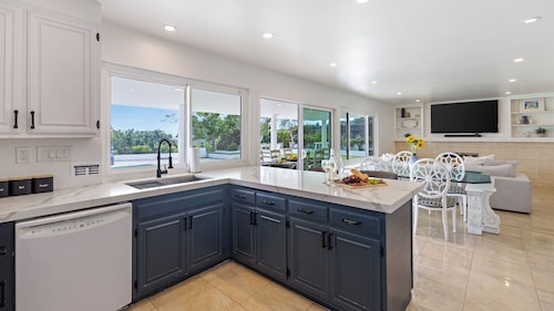 Skyline Palms by Avantstay Pool + 2 Hot Tubs + Outdoor Dining Near La Jolla + Pacific Beach