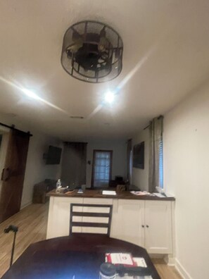 A dining area with a table, chairs, a ceiling fan, and a kitchen in the background. - Chamblee Station Luxury Suite , Direct MARTA to Mercedes-Benz (Atlanta)