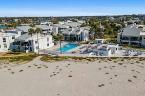 Ein Küstenhotel mit Pool, Blick auf den Strand und moderner Architektur.