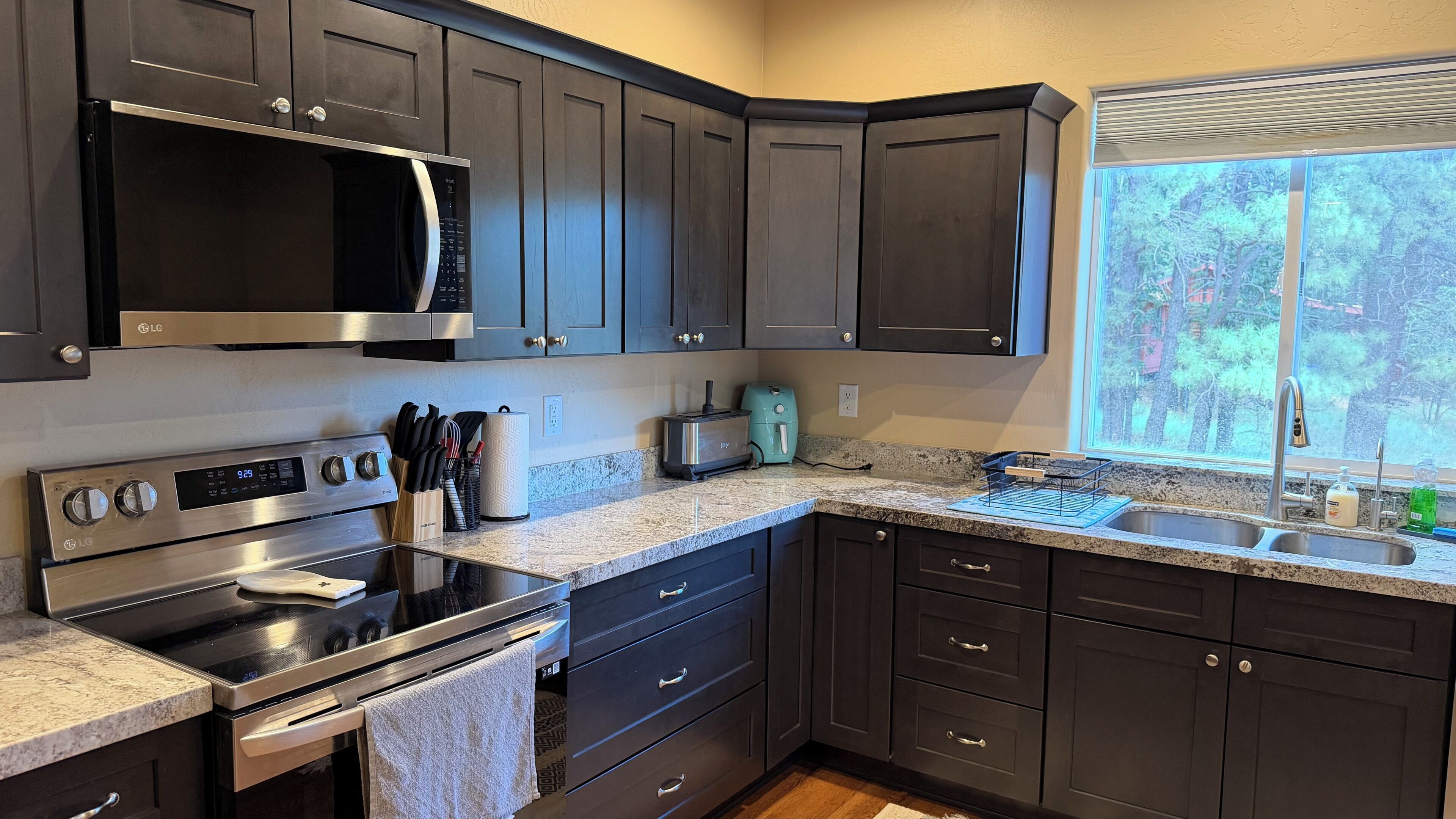 Coffee/tea maker, fridge, microwave, oven