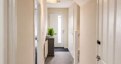 4 Bed House Sleeps 7 - Free Parking - Garden