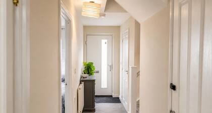 Salford Retreat - Spacious 4 Bedroom House Near City Centre Sleeps 7