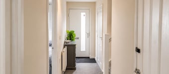 Salford Retreat - Spacious 4 Bedroom House Near City Centre Sleeps 7