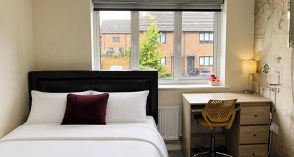 4 Bed House Sleeps 7 - Free Parking - Garden