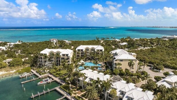 Een resort met meerdere gebouwen, een jachthaven en een zwembad.