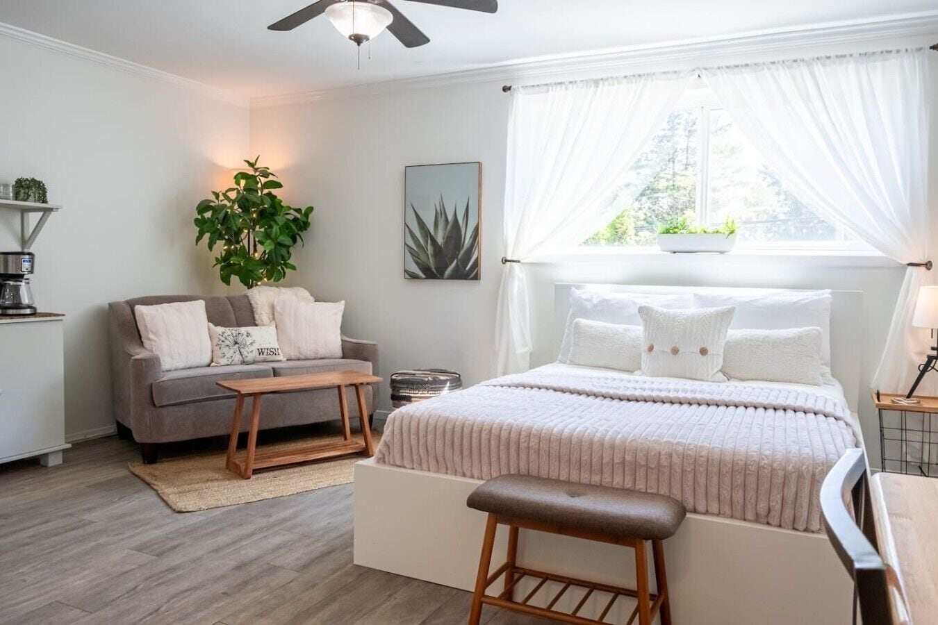 Bright and cozy Harrison Hot Springs studio, perfect for a relaxing lake getaway.