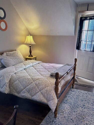 Linden Leaf Gasthaus Inn Apartment Pet friendly Country walks, just off hwy 416