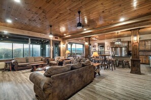 Smart-TV, Kamin, Tischfußball, Bücher