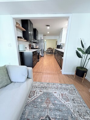 Smart TV, books - Home near DFW Airport & Arlington World Cup. Perfect for groups and families. (Irving)