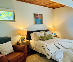 3 bedrooms, iron/ironing board, WiFi (free), bed sheets