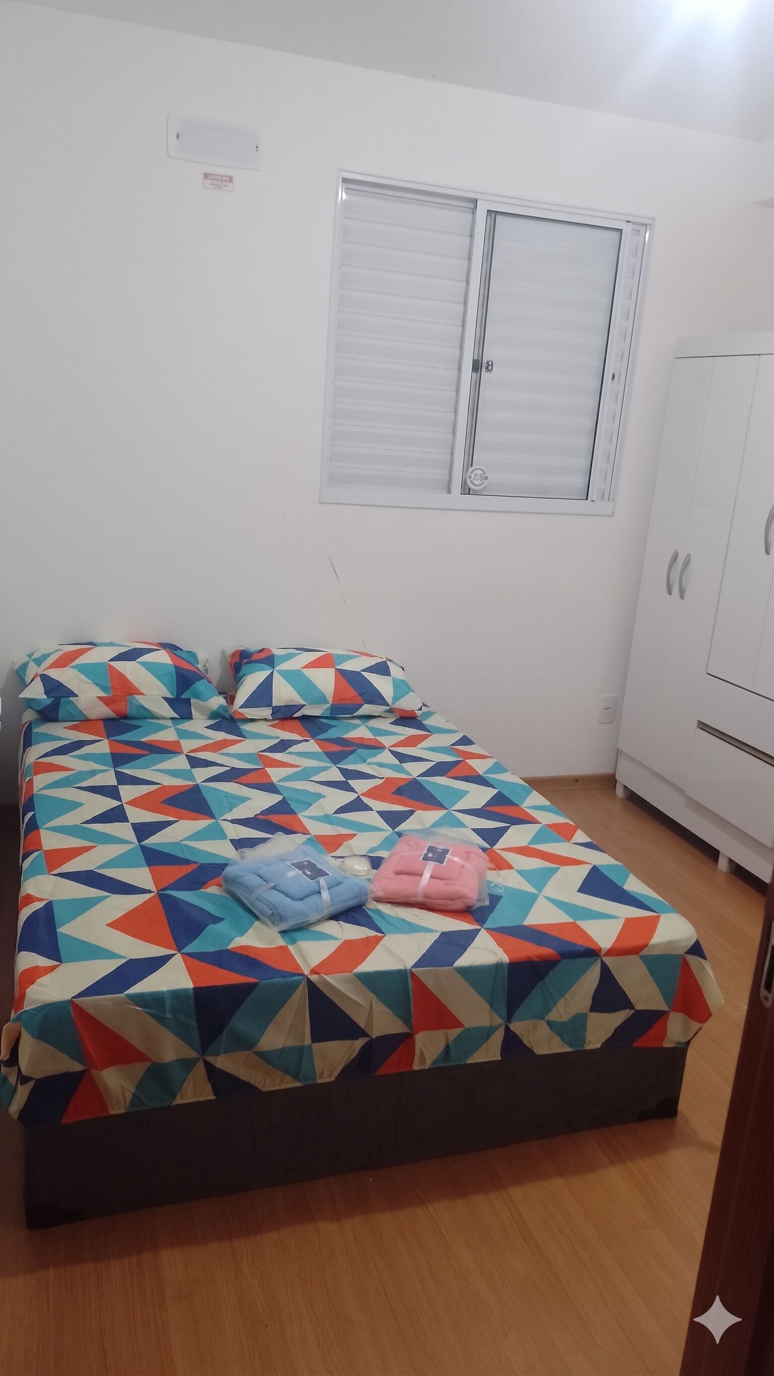 2 habitaciones, tabla de planchar con plancha, wifi y ropa de cama 