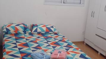 2 habitaciones, tabla de planchar con plancha, wifi y ropa de cama