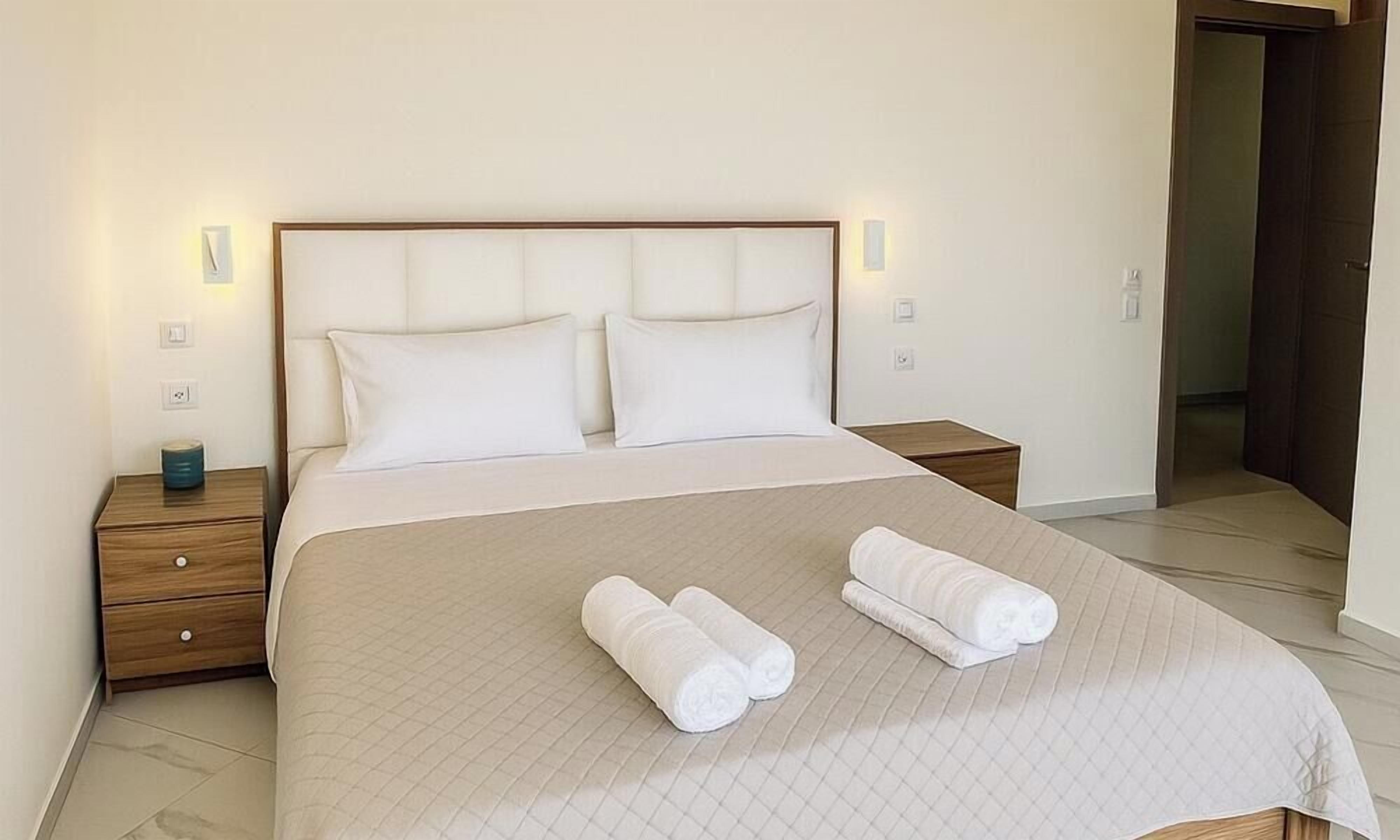 Basic Double Room, Balcony, Partial Sea View