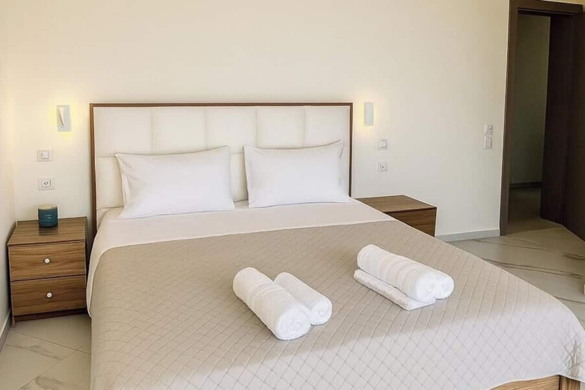 Basic Double Room, Balcony, Partial Sea View