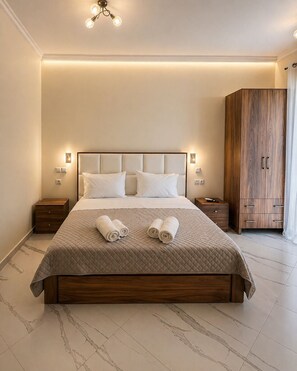 Ein modernes Schlafzimmer mit einem großen Bett, Nachttischen, einem Kleiderschrank und einer Deckenleuchte.