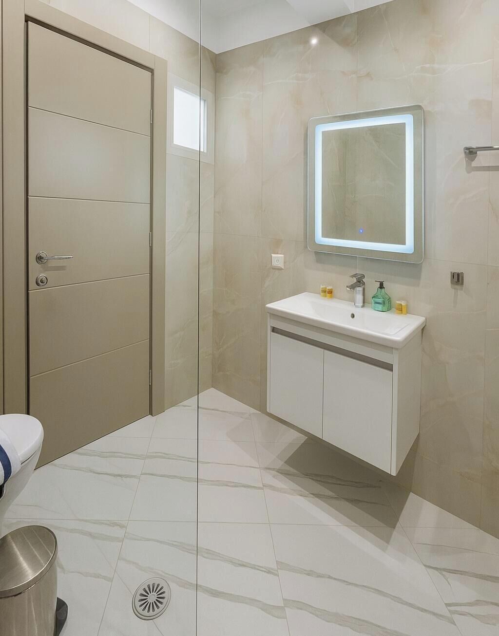 Habitación básica doble, balcón, vista parcial al mar | Baño