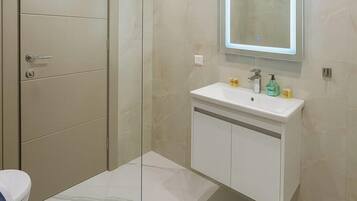 Habitación básica doble, balcón, vista parcial al mar | Baño
