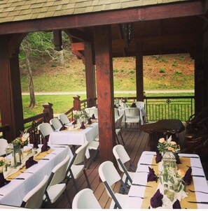 Outdoor dining - Gather at the Millhouse Lodge, 6-bedroom lodge, sleeps 30 (Murphy)