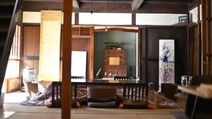 Et traditionelt japansk rum med tatamimåtter, et lavt træbord og en skydedør.