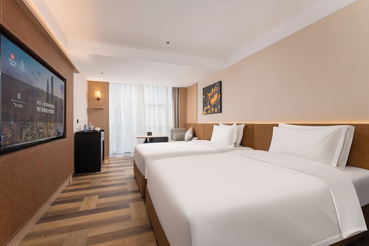 Phòng đôi hoặc 2 giường đơn, nhiều giường, không được mang vật nuôi, quang cảnh thành phố | Minibar với thức uống miễn phí, bàn, màn/rèm cản sáng 