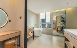 Chambre Double Luxe | Salle de bain | Douche, sèche-cheveux, chaussons, serviettes fournies