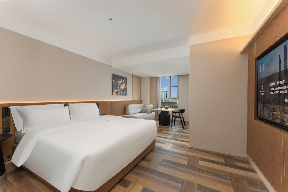 Phòng đôi Tiêu chuẩn, 1 giường cỡ queen, không được mang vật nuôi, quang cảnh thành phố | Minibar với thức uống miễn phí, bàn, màn/rèm cản sáng 