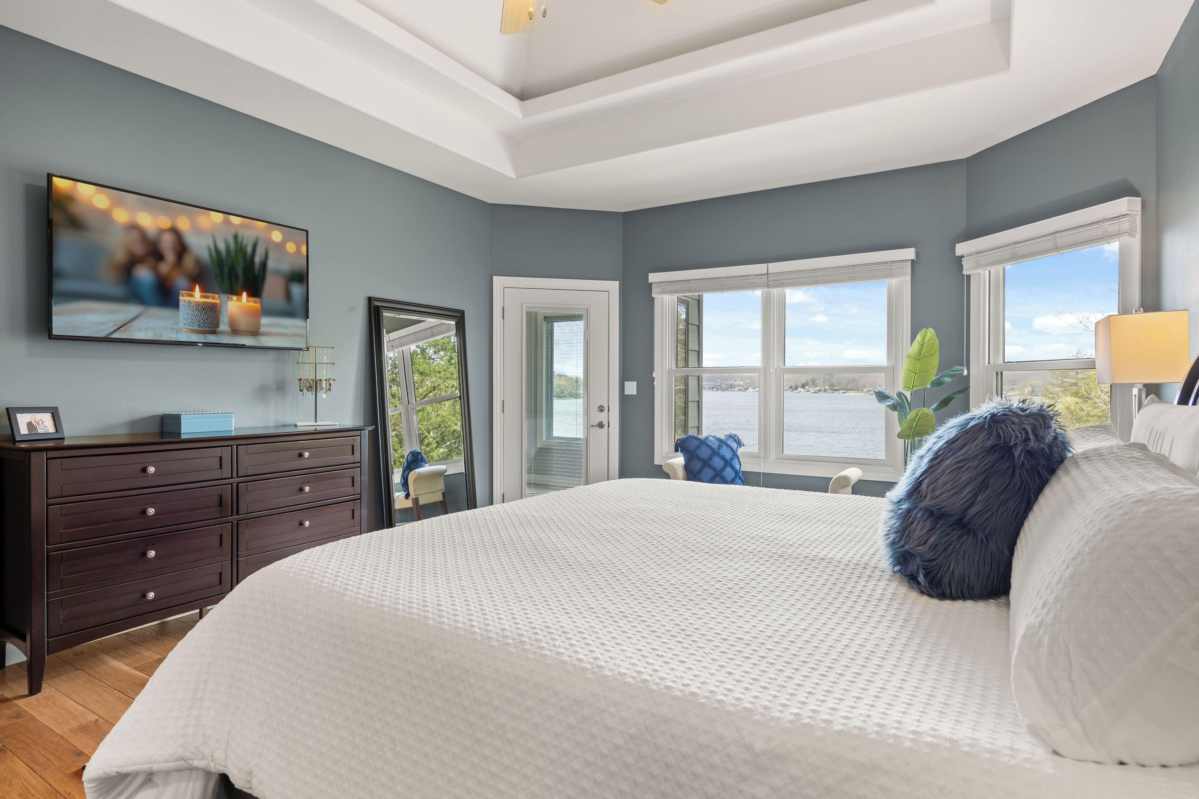 4 bedrooms, desk, iron/ironing board, travel crib