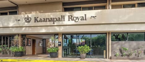 Un edificio con el letrero 'Kaanapali Royal' que indica un hotel.
