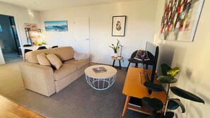 Smart TV, books - Coastal Retreat - Near Beach and Shops (Whangaparāoa)