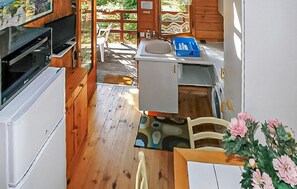 Wasserkocher mit Kaffee-/Teezubehör, Kühlschrank, Mikrowelle