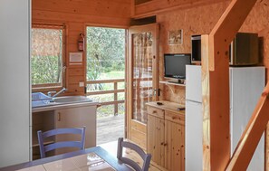 Wasserkocher mit Kaffee-/Teezubehör, Kühlschrank, Mikrowelle
