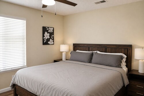 Roomy 3BR & 2BA Retreat with Laundry & King Bed