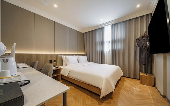 A hotel room with a bed, a desk, a chair, a TV, and a coat rack. - Brown Dot Hotel Daegu KNU (Daegu)