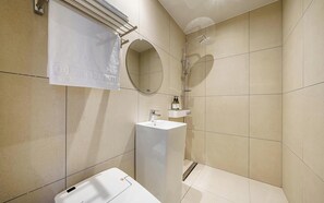 Superior Double Room | Bilik Mandi | Tuala disediakan, syampu, tisu tandas 