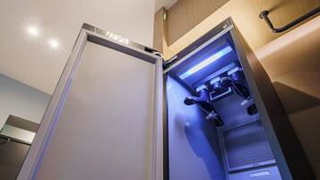 Un refrigerador abierto con luz azul, un asa y un panel de control.