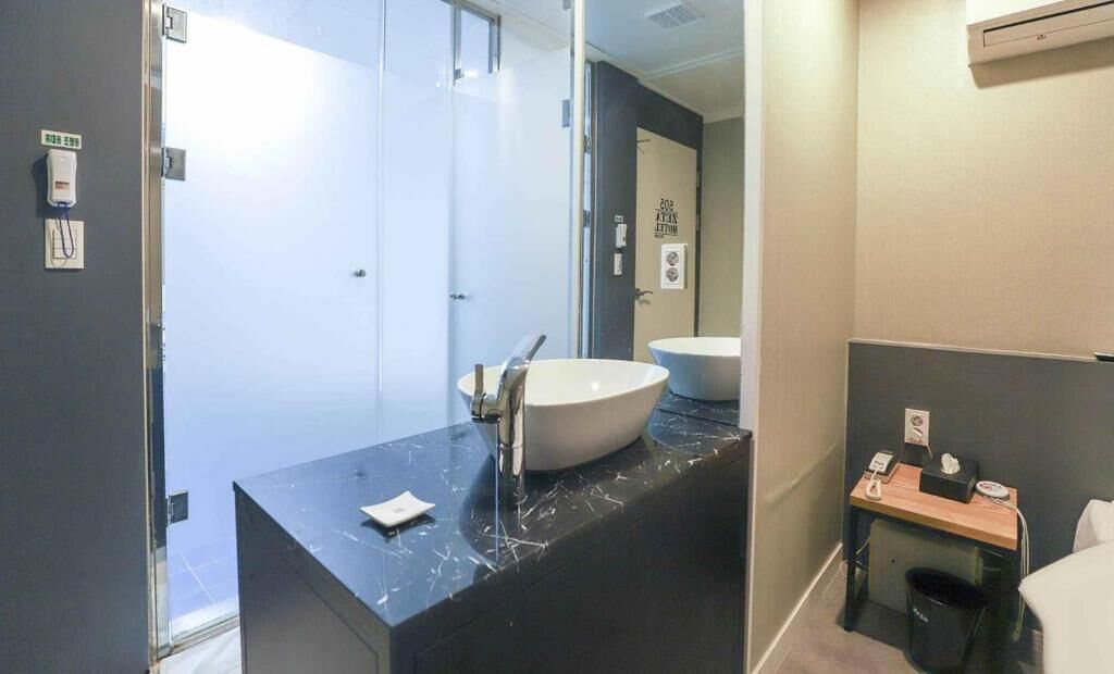 Deluxe Double Room, City View | Bathroom | Slippers