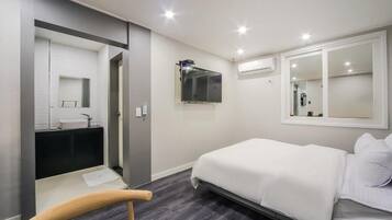 Deluxe Double Room, City View | Soundproofing, free WiFi