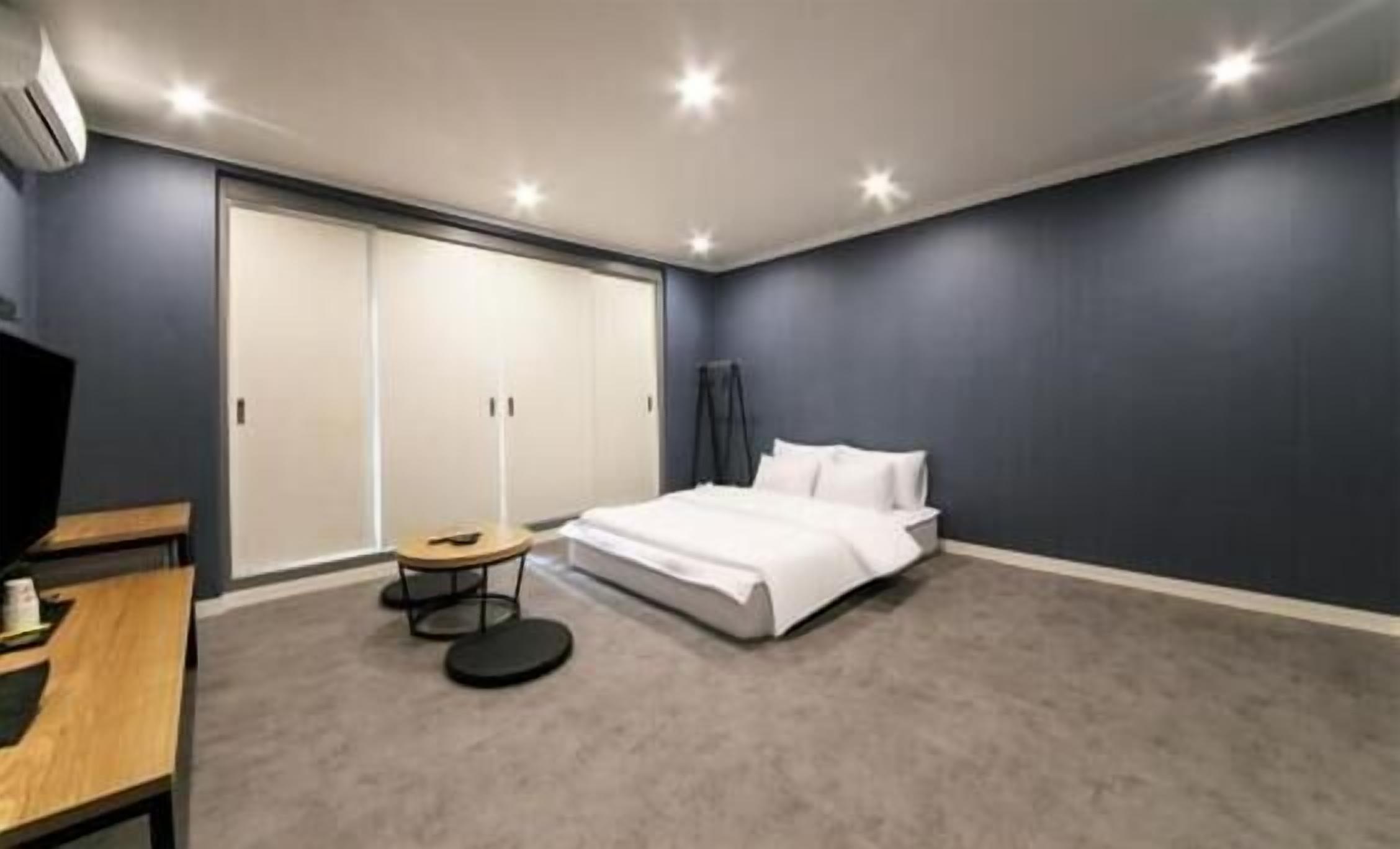 Soundproofing, free WiFi