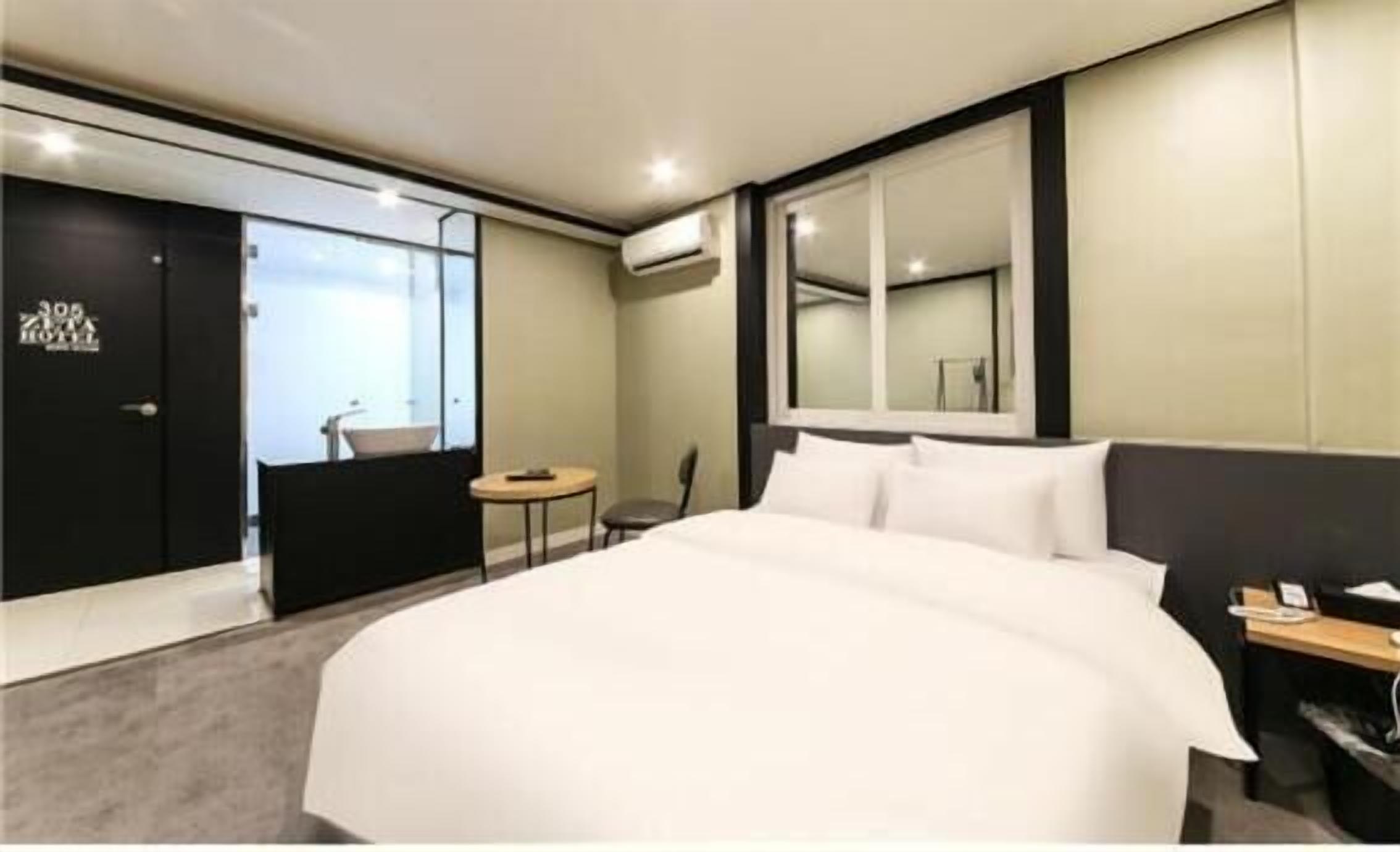 Deluxe Double Room, City View | Soundproofing, free WiFi