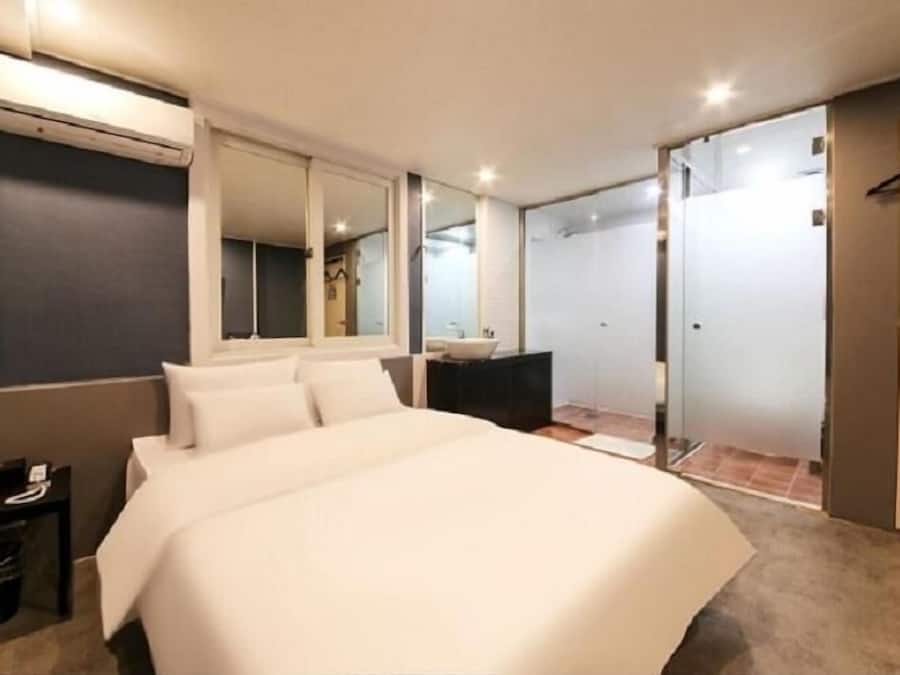 Deluxe-Doppelzimmer, Stadtblick | Schallisolierte Zimmer, kostenloses WLAN