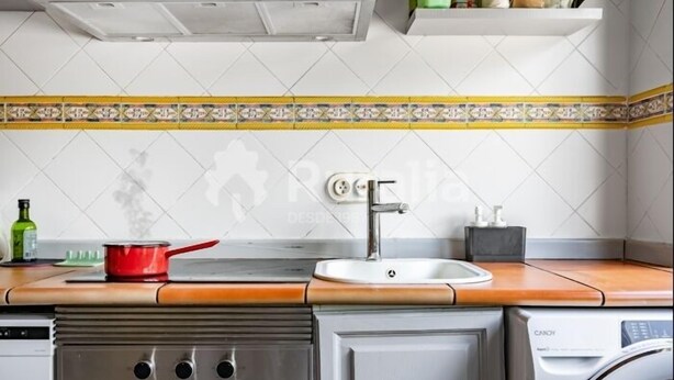 A kitchen with a stove, sink, and a dish rack. - La Casina de Pepa - country house in Roiz, birthplace of Juan de Herrera (Roiz)