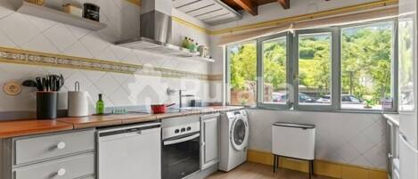 Cafetera y tetera, refrigerador, microondas y horno