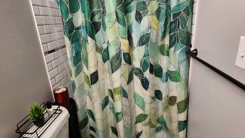Regadera, secadora de cabello, bidet, toallas