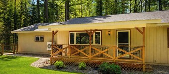 Fenced-in Pet-Friendly Private Wooded Escape