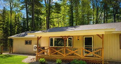 Fenced-in Pet-Friendly Private Wooded Escape