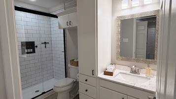 Douche, sĂšche-cheveux, serviettes fournies, savon