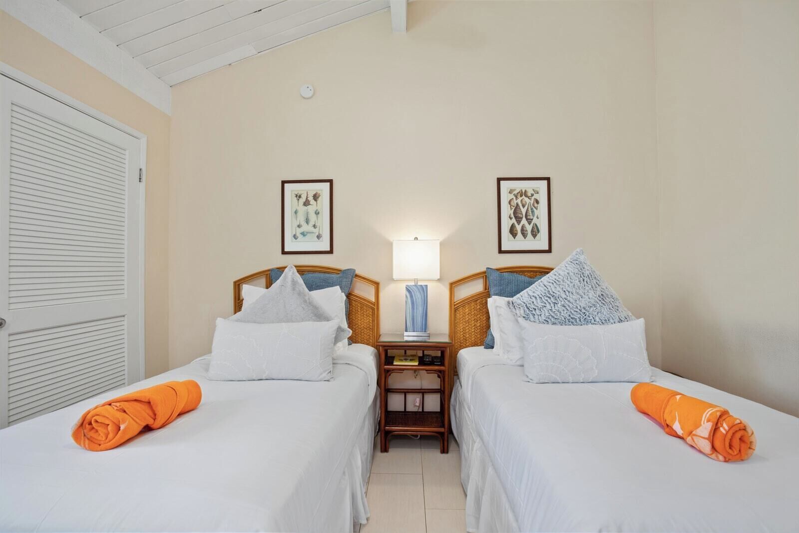 6 bedrooms, iron/ironing board, WiFi, bed sheets