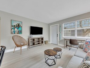 TV - Hollywood Beach 1BR Getaway | WiFi + AC (Hollywood)