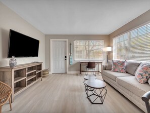 TV - Hollywood Beach 1BR Getaway | WiFi + AC (Hollywood)
