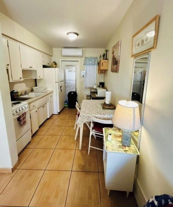 Private kitchen - Modern 1BR Hollywood Studio - Enjoy Garden and BBQ (Hollywood)